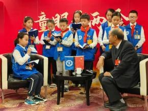 2025年全国两会，首儿小记者在现场。