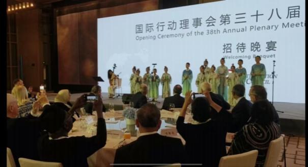 2024年10月8日，国际行动理事会第三十八届年度全体会议欢迎晚宴，首都少儿朗诵艺术团表演《古韵新声上春山》，多国前总统参加会议晚宴。