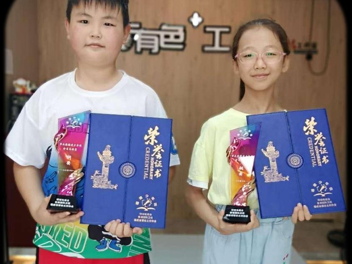 学员获颁荣誉证书与奖杯