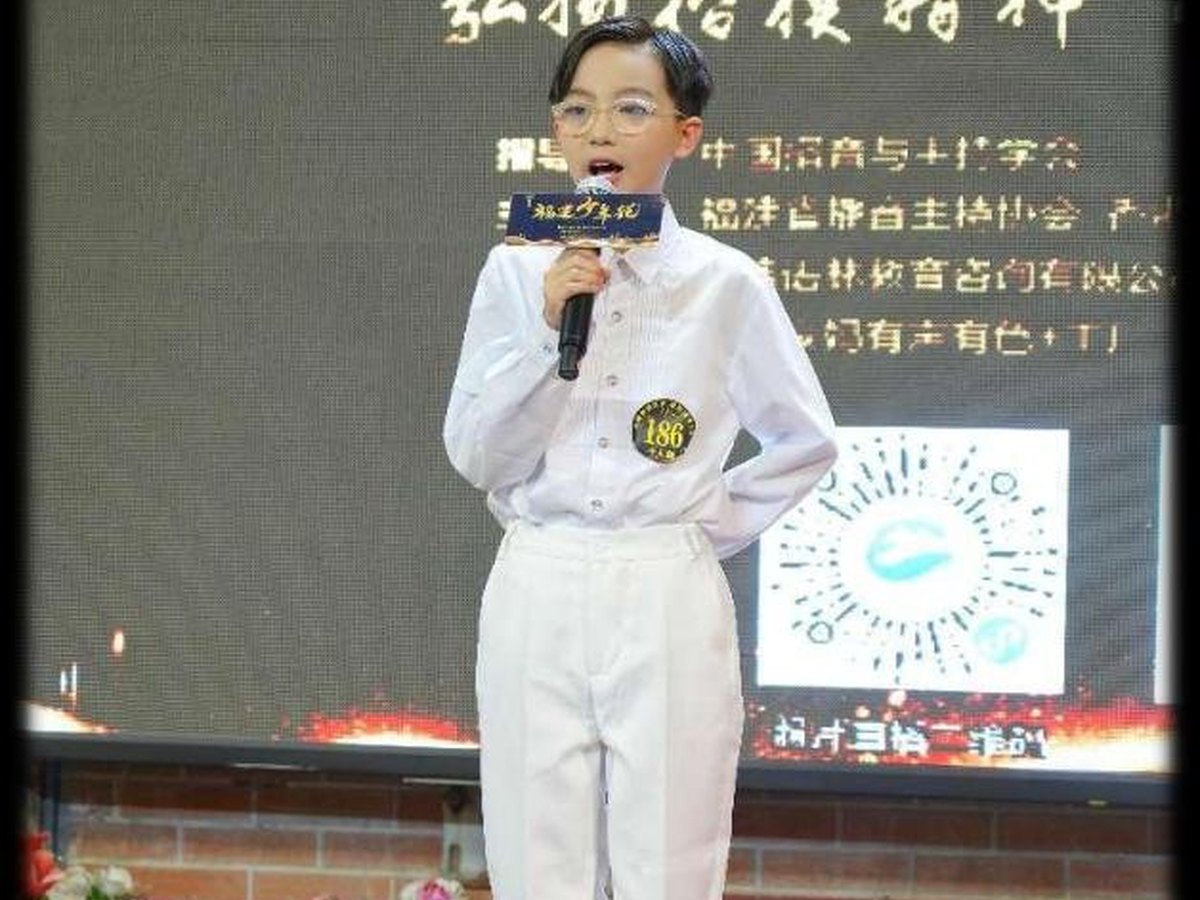 学员在舞台上独立主持