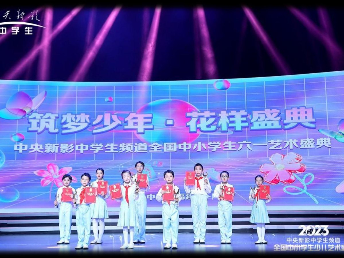 舞台展示：学员集体持话筒登台