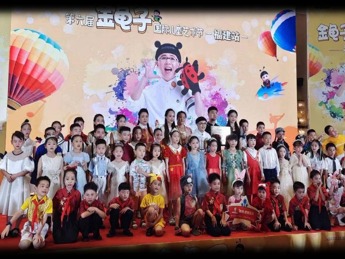 集体合影：前排学员持获奖证书