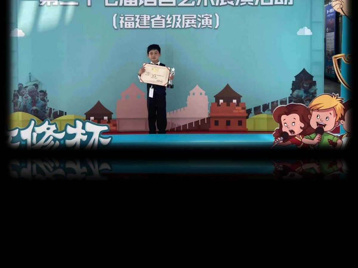 学员持获奖证书在展演背景屏前留影