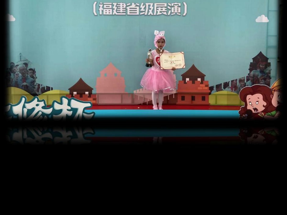 学员持获奖证书在展演现场留影