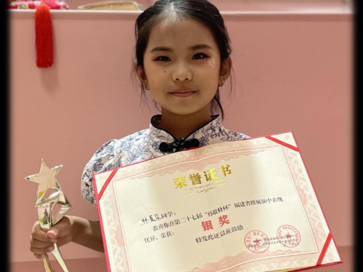 学员获颁奖杯与荣誉证书